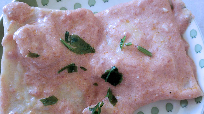 Ravioli di pesce in salsa rosa