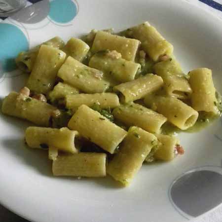 Rigatoni con zucchine cremose e pancetta