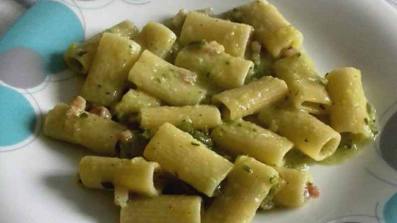 Rigatoni con zucchine cremose e pancetta