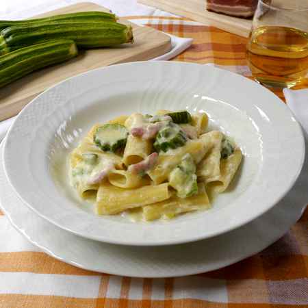 Rigatoni pancetta, zucchine e panna