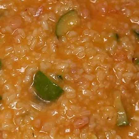 Risotto al pomodoro con zucchine e gamberetti