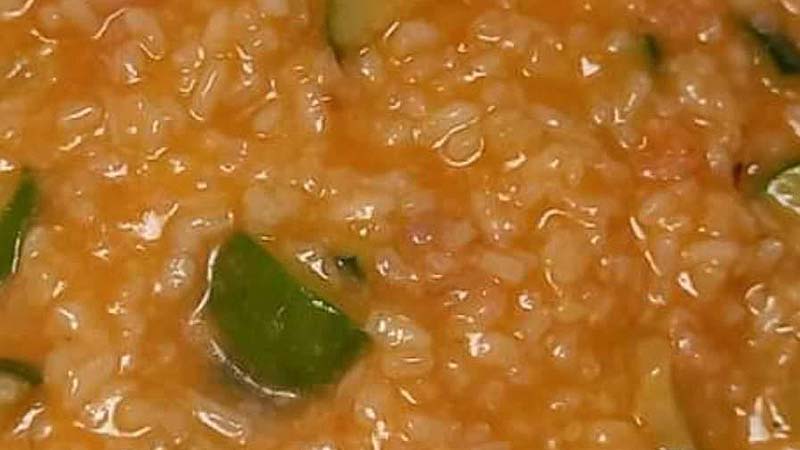 Risotto al pomodoro con zucchine e gamberetti