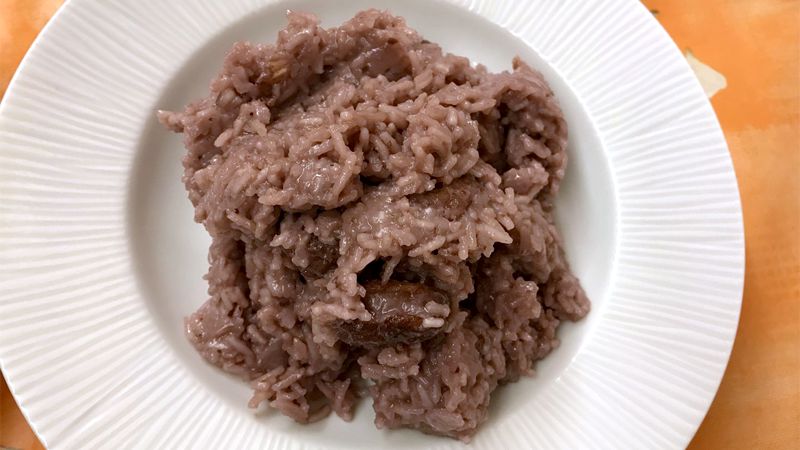 Risotto al vino rosso e salsiccia