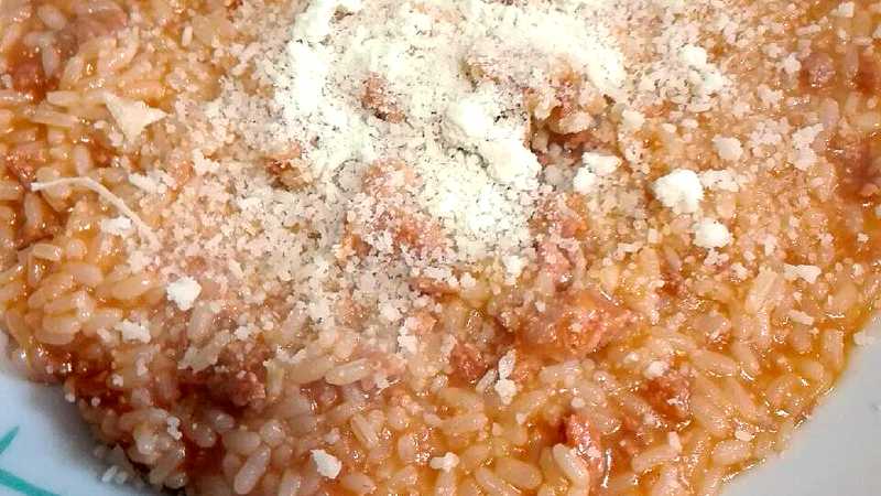 Risotto con pomodoro e salsiccia