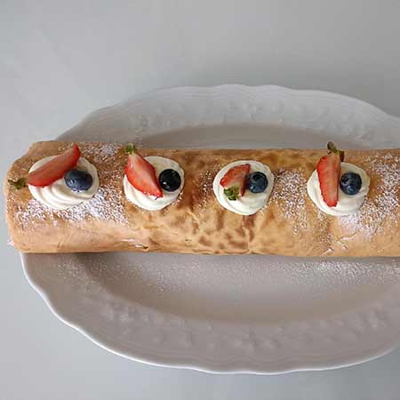 Rotolo con crema diplomatica fragole e mirtilli