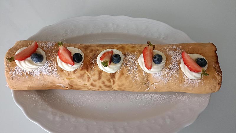 Rotolo con crema diplomatica fragole e mirtilli