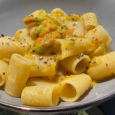 Salsa al parmigiano con fiori di zucca e acciughe