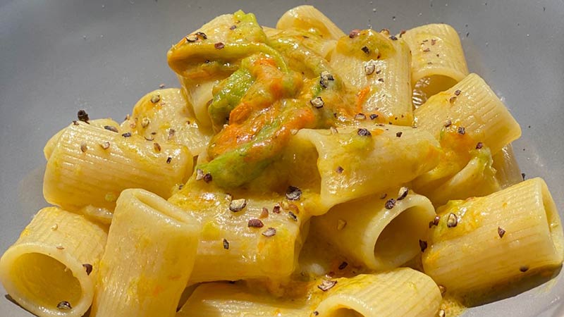 Salsa al parmigiano con fiori di zucca e acciughe