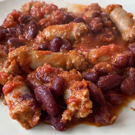 Salsiccia al sugo piccante e fagioli