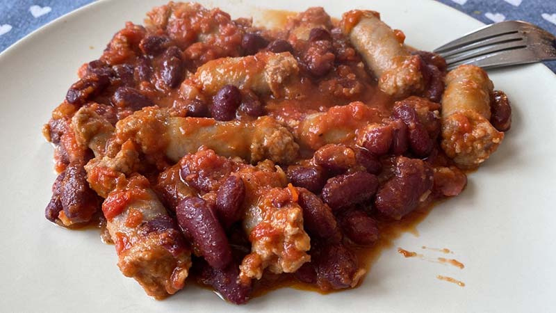 Salsiccia al sugo piccante e fagioli