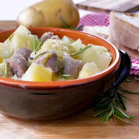 Salsiccia e patate in umido