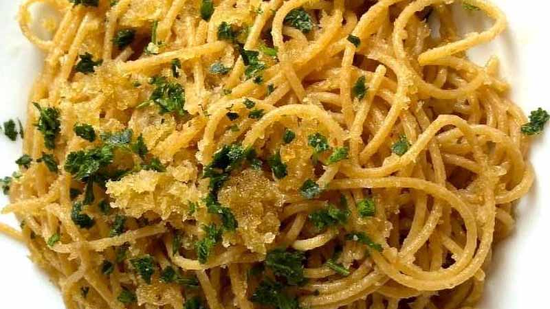 Spaghetti aglio, olio e mollica