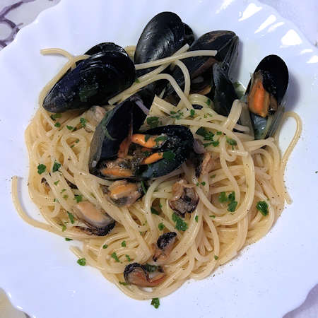 Spaghetti al sugo di cozze in bianco