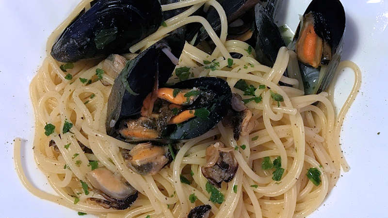 Spaghetti al sugo di cozze in bianco