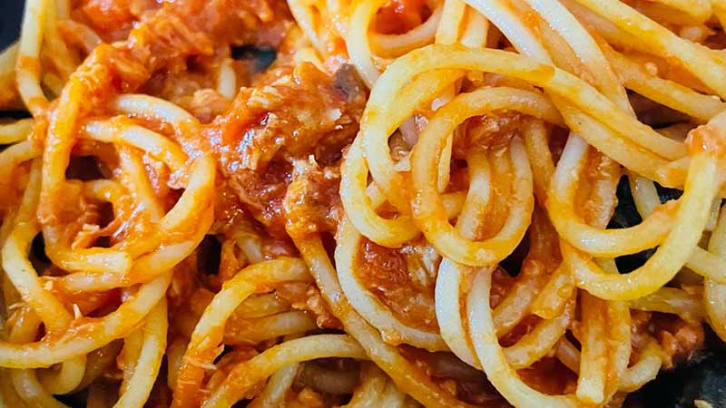 Spaghetti al sugo di olive e tonno