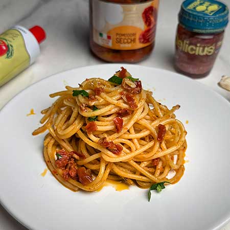 Spaghetti alle acciughe e pomodori secchi