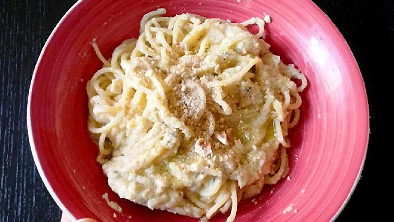 Spaghetti con crema di cavolfiore e nocciole