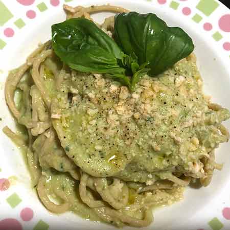 Spaghetti con crema di zucchine e salmone