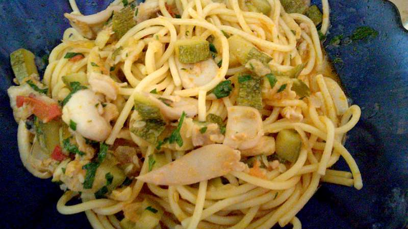 Spaghetti con seppioline e zucchine