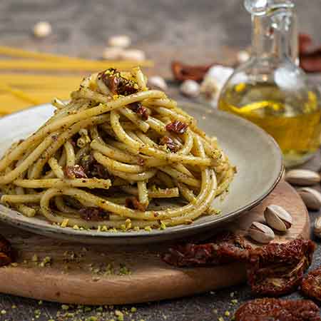 Spaghetti risottati al pesto di pistacchi e pomodori secchi