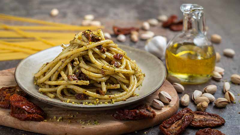 Spaghetti risottati al pesto di pistacchi e pomodori secchi