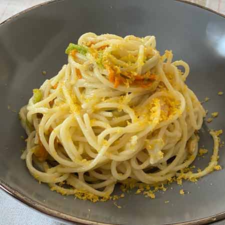 Spaghetti risottati fiori di zucca e bottarga