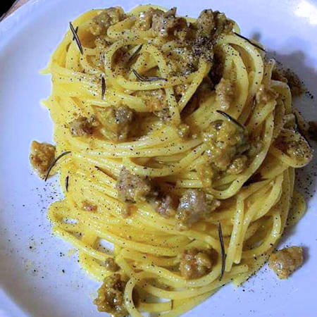 Spaghettoni con salsiccia e zafferano