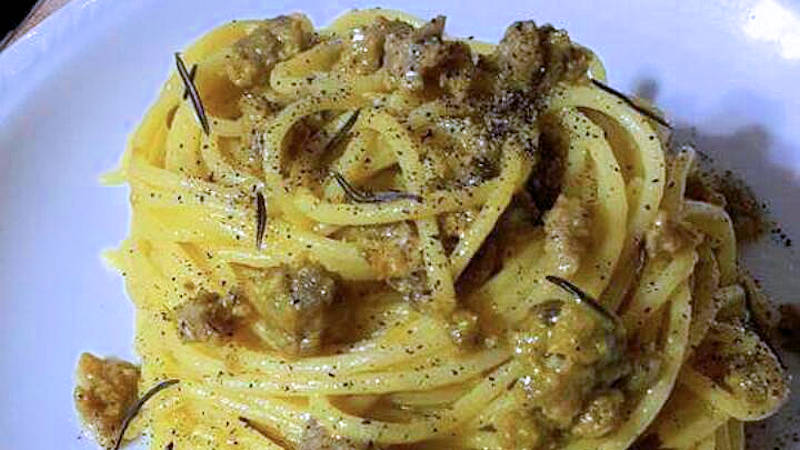 Spaghettoni con salsiccia e zafferano