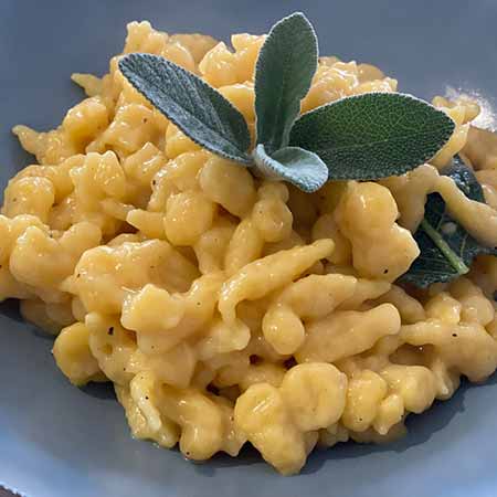 Spatzle di zucca con burro e salvia