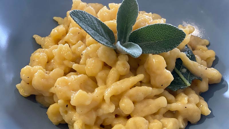 Spatzle di zucca con burro e salvia