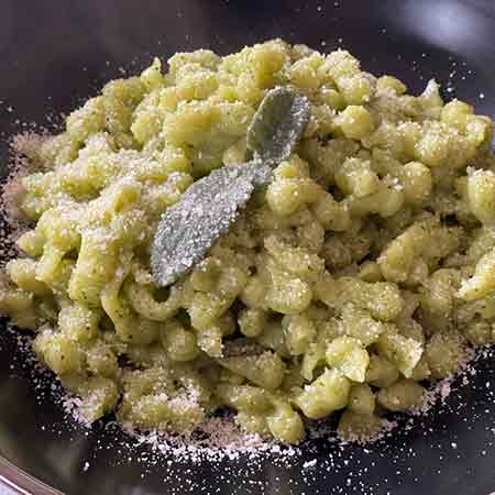 Spatzle di zucchine al burro e salvia