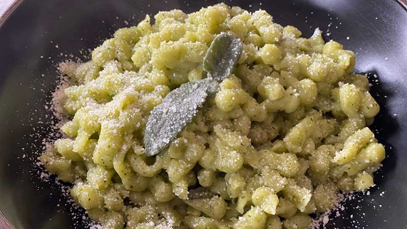 Spatzle di zucchine al burro e salvia