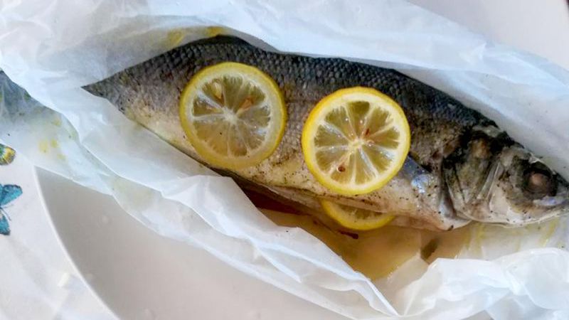 Spigola al cartoccio con patate prezzemolate