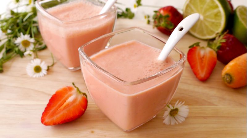 Succo di fragole e carote con yogurt