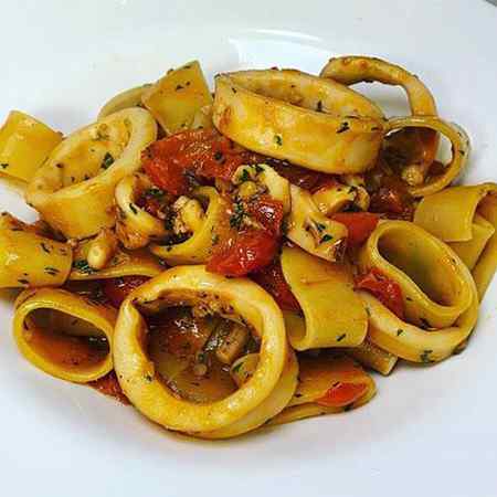 Calamarata con sugo di calamari