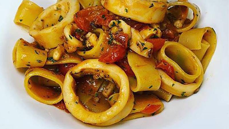 Calamarata con sugo di calamari