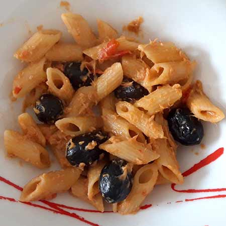 Sugo pomodorini tonno e olive nere