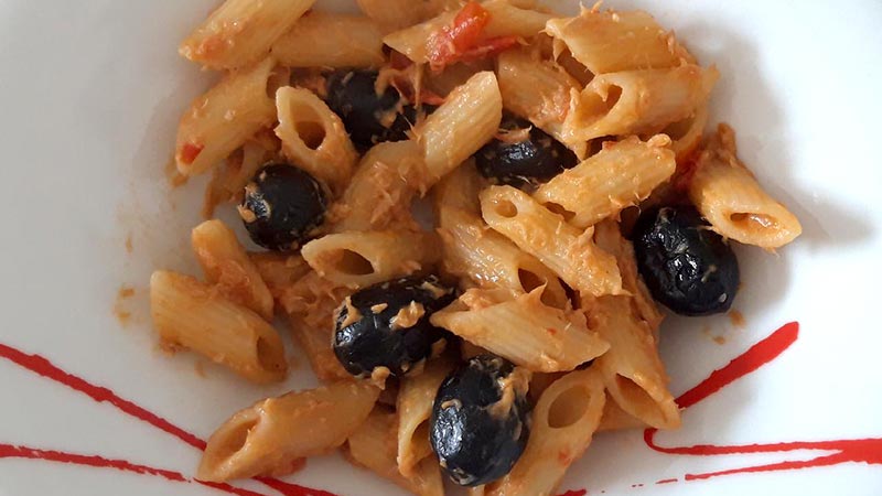 Sugo pomodorini tonno e olive nere