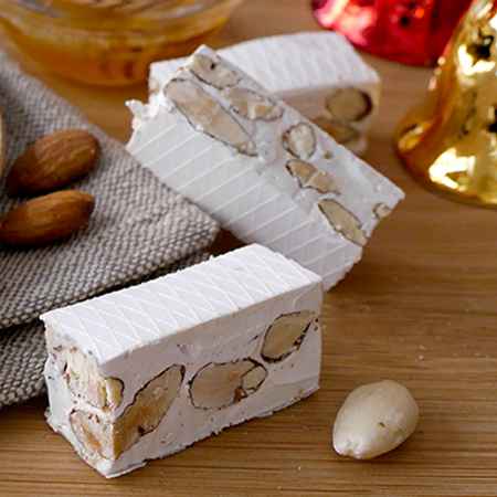 Torrone morbido alle mandorle