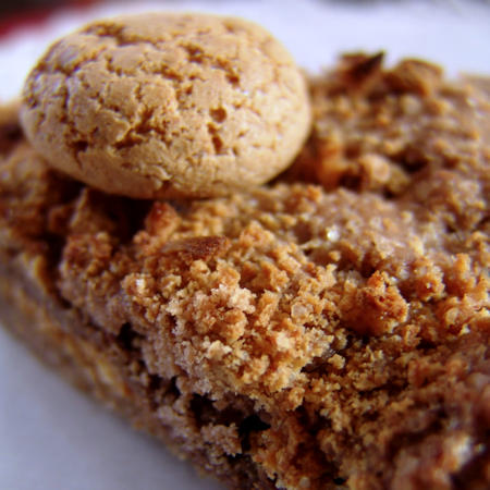 Torta al cioccolato fondente e amaretti