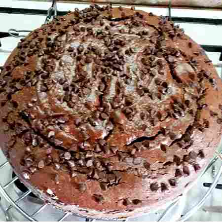 Torta al cioccolato ricoperta di gocce