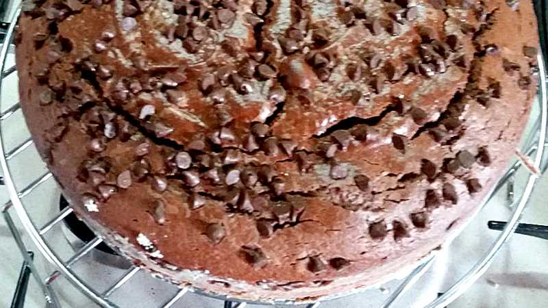 Torta al cioccolato ricoperta di gocce