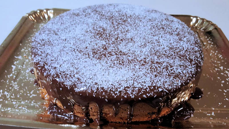 Torta al cocco con glassa al cioccolato