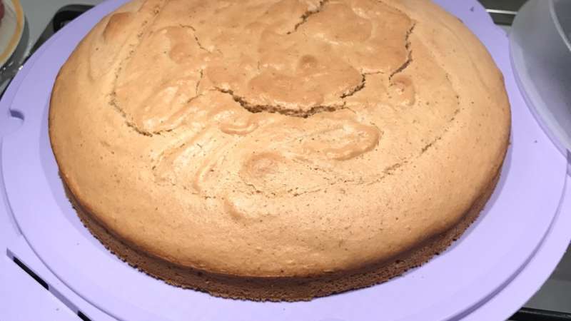 Torta all'acqua alle nocciole