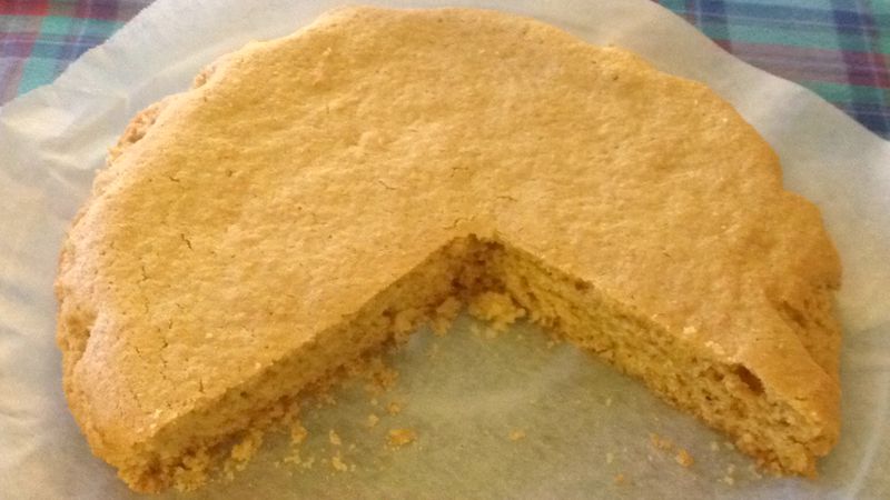 Torta all'acqua con nocciole