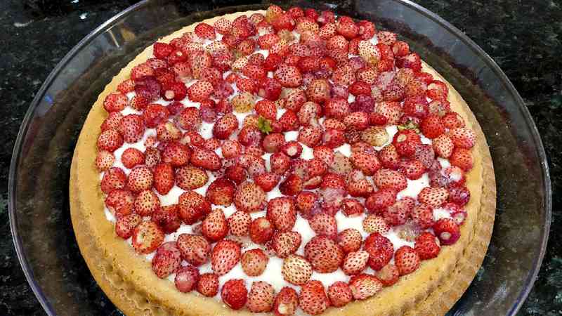 Torta alle fragoline con crema al limone