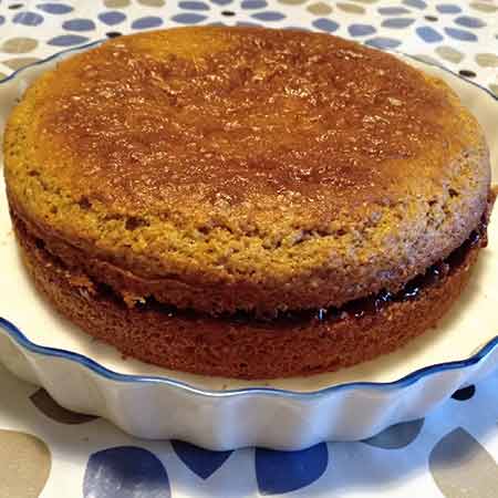 Torta alle nocciole e yogurt farcita