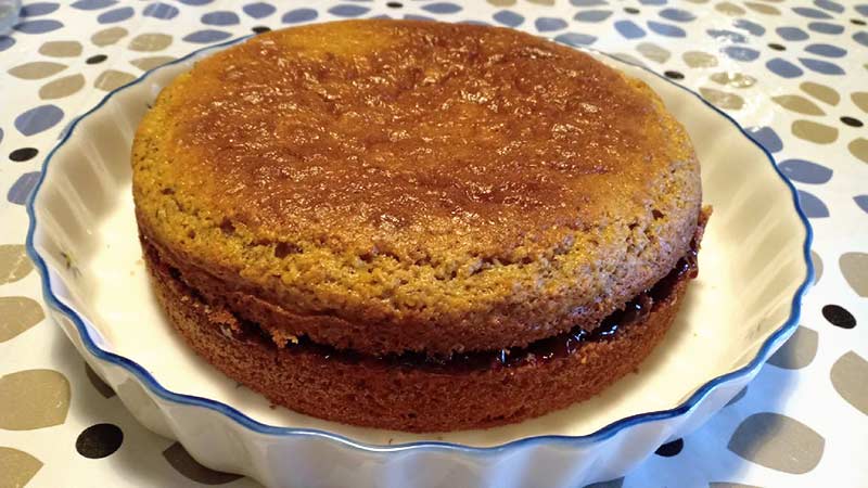 Torta alle nocciole e yogurt farcita