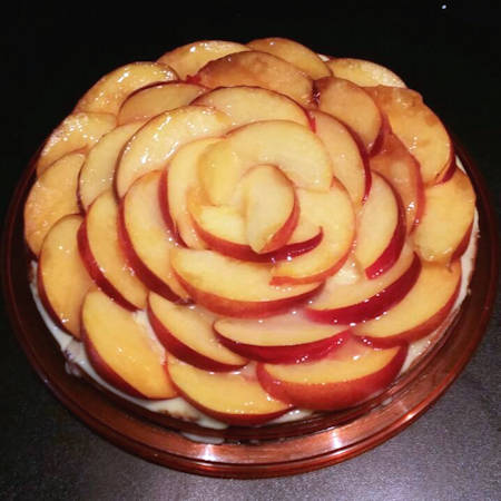 Torta alle pesche con crema al cioccolato bianco