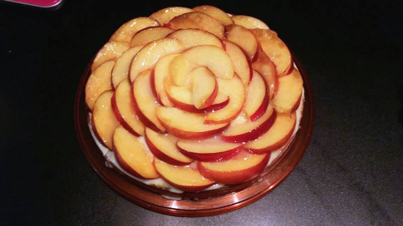 Torta alle pesche con crema al cioccolato bianco